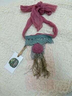Shabby Chic Lightweight Jabot Collar